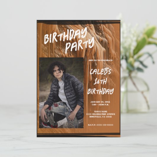 モダンな誕生日をお祝いするブラウンマッドの写真 招待状 (スタンド正面)