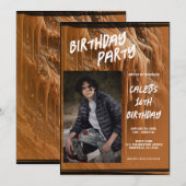 モダンな誕生日をお祝いするブラウンマッドの写真 招待状 (正面/裏面)