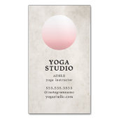 モダンな質のベージュパステル調の円のヨガのインストラクター マグネット名刺 (正面縦)