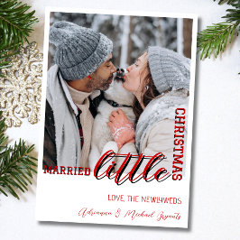 モダンな赤いカリグラフィーがかわいい結婚したてのクリスマス シーズンカード