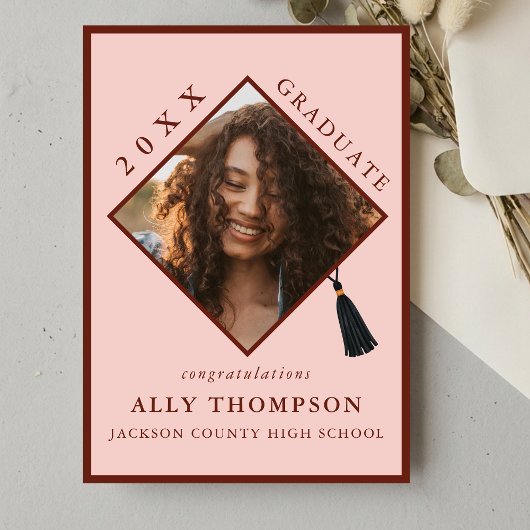 モダンな赤い卒業帽の写真発表 招待状