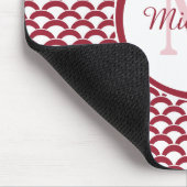 モダンな赤と白の帆立貝モノグラムおよび名前 マウスパッド (コーナー)