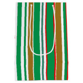 モダンな赤と緑と金のクリスマスストライプ ミディアムペーパーバッグ (裏面)