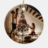 モダンな赤格子柄のクリスマス家族写真 セラミックオーナメント (裏面)