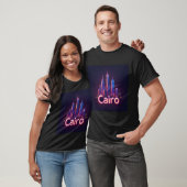モダンな超高層ビルがあるカイロのネオンの夜景 Tシャツ (ユニセックス)