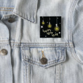 モダンな輝く電球 あけましておめでとう 缶バッジ (インサイチュ)
