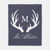 モダンな農家の白い木びき台の(雄ジカの)枝角及び濃紺 フリースブランケット (正面)