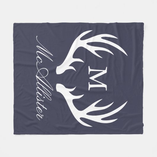 モダンな農家の白い木びき台の(雄ジカの)枝角及び濃紺 フリースブランケット (正面(横))