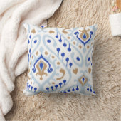 モダンな金ゴールドの青くガーリーなイカットの種族パターン クッション (ブランケット)