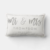 モダンな銀白色のMr. and Mrs. ウェディング記念品 ランバークッション (裏面)