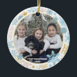モダンな雪片のピンクの青いクリスマスの家族写真 セラミックオーナメント<br><div class="desc">軽いパステルカラーのモダンな雪片のオーナメントのデザイン; ピンク、青、白および金ゴールド。 コレクションの家族のクリスマスの休日の写真のオーナメントのSee一致項目を編集する簡単。  休暇の季節の間にあなたの家族および友人にこれらを送って下さい-素晴らしい記念品を作ります!</div>