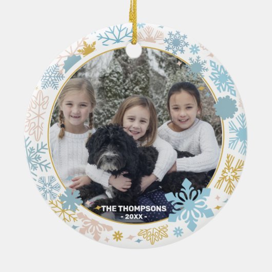モダンな雪片のピンクの青いクリスマスの家族写真 セラミックオーナメント (裏面)