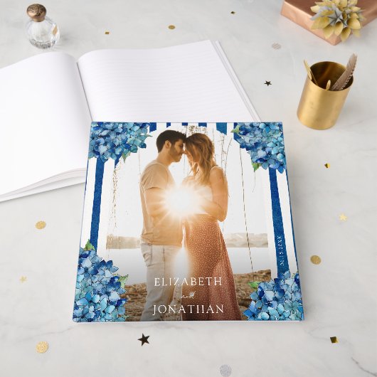 モダンな青いアジサイの花の写真の結婚式 ゲストブック (正面見開き)