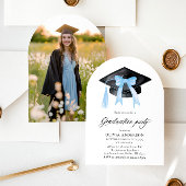 モダンな青いリボンの卒業キャップの卒業アーチ 招待状