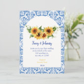 モダンな青と白のタイルのひまわりウェディングカード 招待状 (スタンド正面)