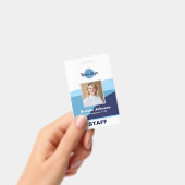 モダンな青と白のロゴ 従業員名 バッジ (手持ち)