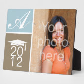 モダンな青色のブロックモノグラム卒業帽 フォトプラーク (側面)