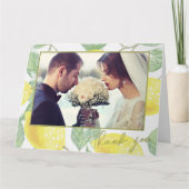 モダンな黄色のレモンと緑の葉のウェディングフォト サンキューカード (正面)