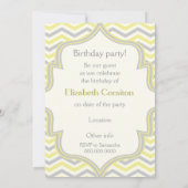 モダンな黄色、灰色のシェブロンの誕生日写真 招待状 (裏面)