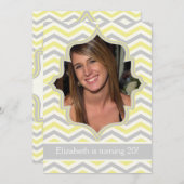モダンな黄色、灰色のシェブロンの誕生日写真 招待状 (正面/裏面)