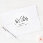 モダンな黒と白の結婚式.ミセスとミスター シンプル ラウンドシール (封筒)