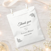 モダンな黒と白の花をあしらったウェディング フェイバーバッグ (クリップ留めされた状態)