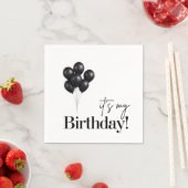 モダンな黒と白の風船の誕生日パーティー スタンダードカクテルナプキン (インサイチュ)