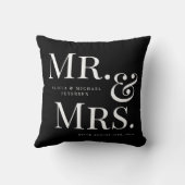 モダンな黒と白のMr.とMrs. カスタム名前 クッション (裏面)