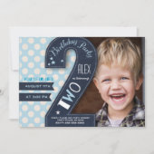 モダンな黒のブラックボードと青い点の2歳の誕生日 招待状 (正面)