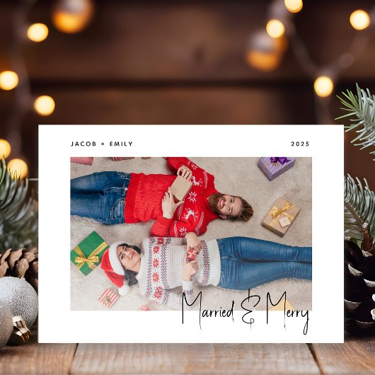 モダンな黒の手書きスクリプトで「Married and Merry（結婚して幸せ）」と書かれたミニマ シーズンカード