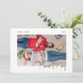 モダンな黒の手書きスクリプトで「Married and Merry（結婚して幸せ）」と書かれたミニマ シーズンカード (スタンド正面)