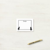 モダンな黒猫は白い名前入りのシルエットを描きます ポストイット (デスク上)