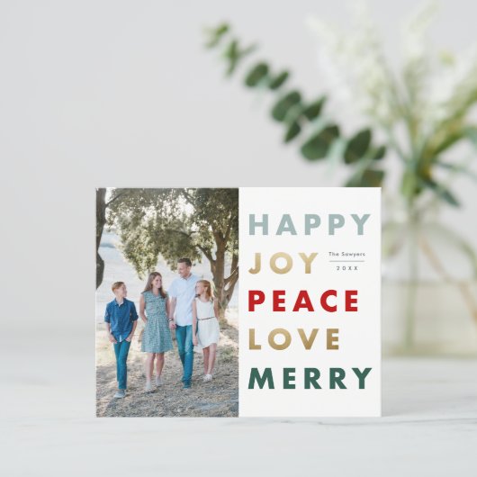 モダンな1枚の写真を使ったクリスマスホリデーカード ボールドで明るいフォントがカラフルに交互に並び、 (スタンド正面)