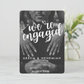 モダンな2枚の写真でエレガントな"We're Engaged" 案内状 (スタンド正面)