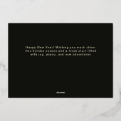 モダンな3枚のフォトコラージュで新年を祝おう 箔シーズンカード (裏面)