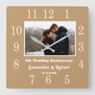 モダンな5周年の結婚記念日の写真の木製ブラウン スクエア壁時計