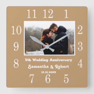 モダンな5周年の結婚記念日の写真の木製ブラウン スクエア壁時計
