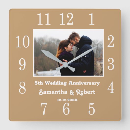 モダンな5周年の結婚記念日の写真の木製ブラウン スクエア壁時計 (正面)