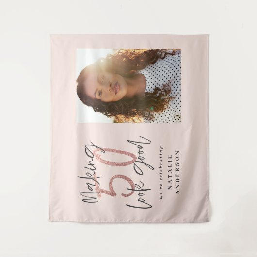 モダンな50歳の誕生日おしゃれなタイポグラフィーローズゴールド タペストリー (正面)