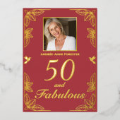 モダンな50歳の誕生日お祝い用の赤とゴールドの写真入りデザイン 箔招待状 (正面)