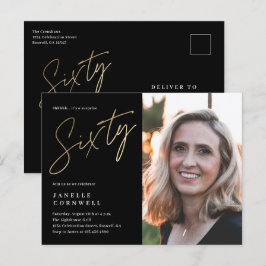 モダンな60歳の誕生日写真 黒と金のスクリプト インビテーションポストカード