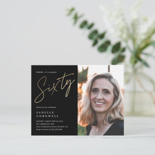 モダンな60歳の誕生日写真 黒と金のスクリプト インビテーションポストカード (スタンド正面)