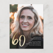モダンな60歳の誕生日写真 黒と金のスクリプト インビテーションポストカード (正面)