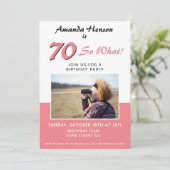 モダンな70歳の誕生日パーティー ピンクの写真招待状 (スタンド正面)