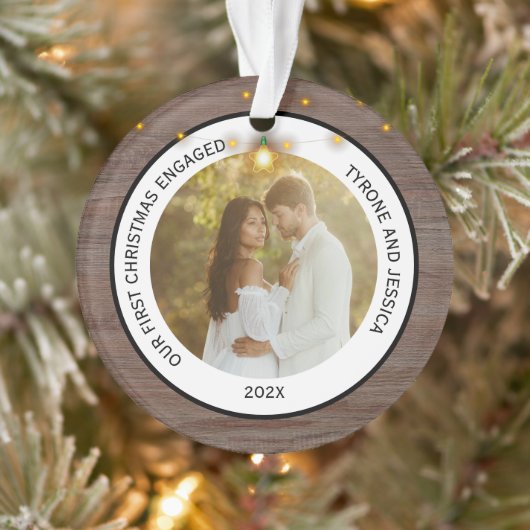 モダンな rustic カップルの最初のクリスマス 婚約 オーナメント (ツリー)
