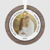 モダンな rustic カップルの最初のクリスマス 婚約 オーナメント (裏面)