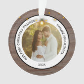 モダンな rustic カップルの最初のクリスマス 婚約 オーナメント (正面)