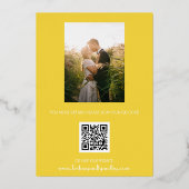 モダンなQRコード写真黄色スクリプト結婚式 箔招待状 (裏面)