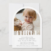 モダンなTHREEフォトシンプルアーチ 3歳の誕生日パーティー 招待状 (正面)