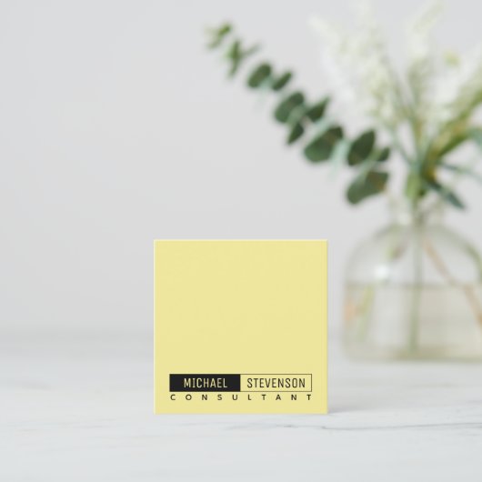 モダンによって組み立てられる文字エレガントなパステル調レモン スクエア名刺 (スタンド正面)